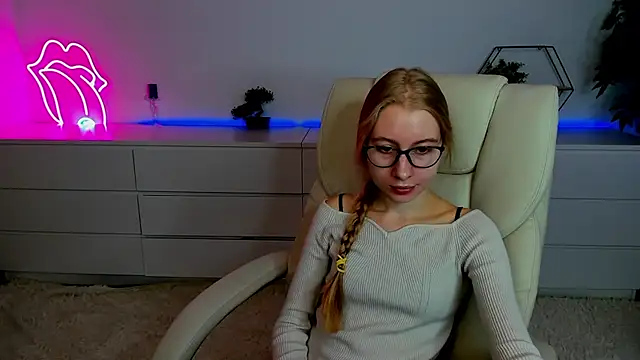 Snapshot of Alina_Blonde chatting on 09.25.25 Alina Blonde online show from 09.25.25