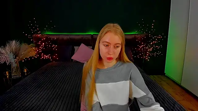 Snapshot of Alina_Blonde chatting on 09.27.25 Alina Blonde online show from 09.27.25