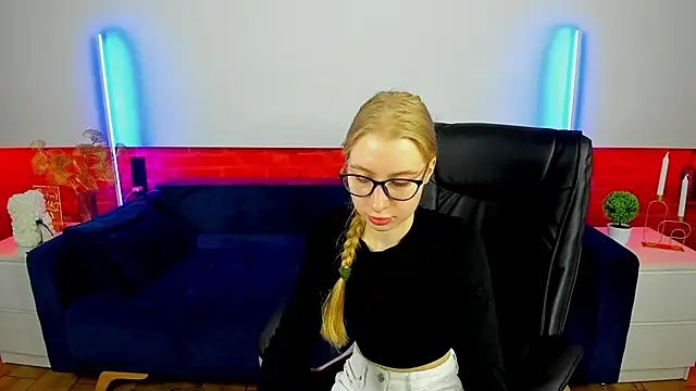 Snapshot of Alina_Blonde chatting on 09.30.25 Alina Blonde online show from 09.30.25