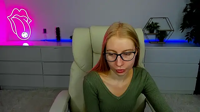 Snapshot of Alina_Blonde chatting on 10.03.25 Alina Blonde online show from 10.03.25