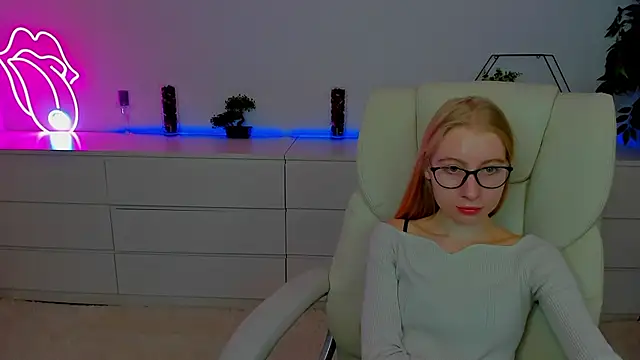 Snapshot of Alina_Blonde chatting on 10.08.25 Alina Blonde online show from 10.08.25