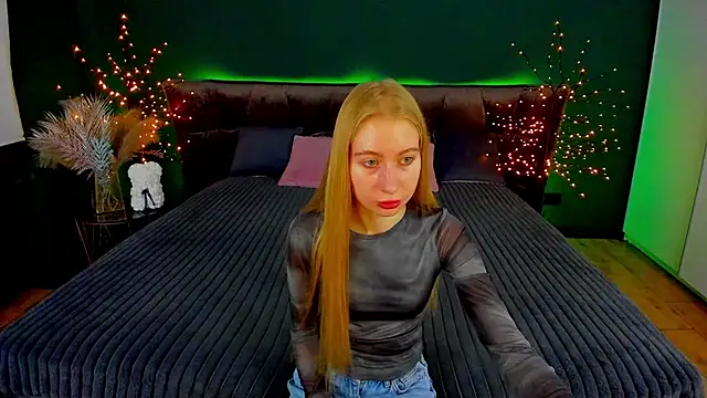 Snapshot of Alina_Blonde chatting on 10.11.25 Alina Blonde online show from 10.11.25