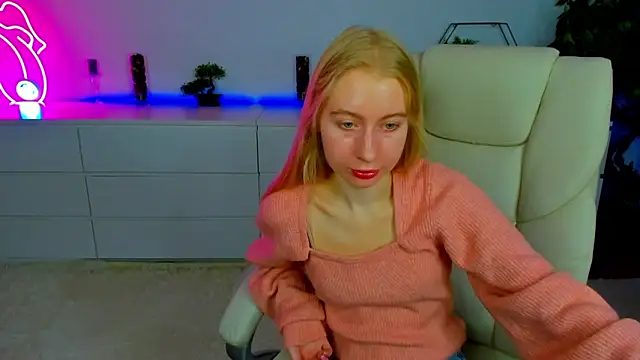 Snapshot of Alina_Blonde chatting on 10.12.25 Alina Blonde online show from 10.12.25