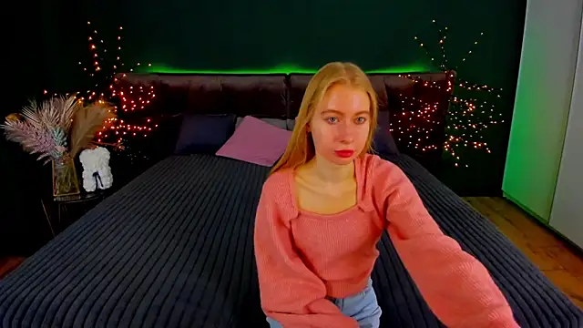 Snapshot of Alina_Blonde chatting on 10.18.25 Alina Blonde online show from 10.18.25