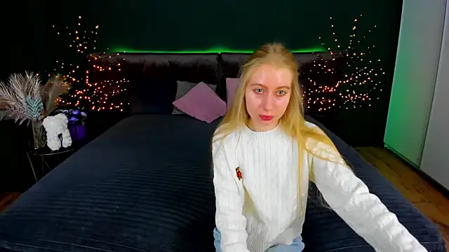 Snapshot of Alina_Blonde chatting on 10.30.25 Alina Blonde online show from 10.30.25