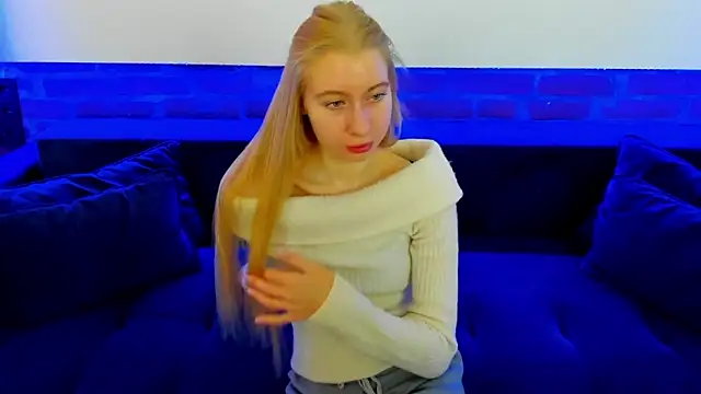 Snapshot of Alina_Blonde chatting on 11.05.25 Alina Blonde online show from 11.05.25