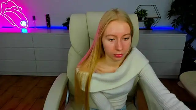 Snapshot of Alina_Blonde chatting on 11.10.25 Alina Blonde online show from 11.10.25