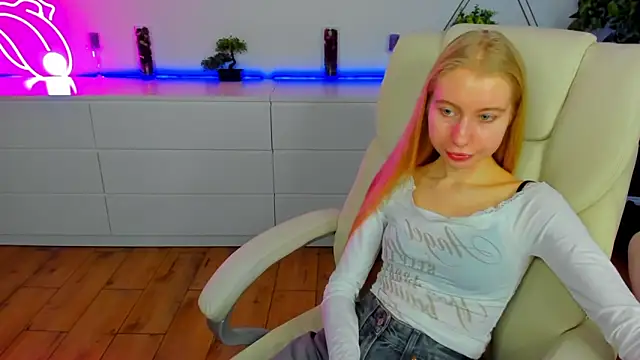 Snapshot of Alina_Blonde chatting on 11.24.25 Alina Blonde online show from 11.24.25