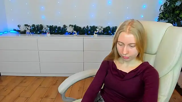 Snapshot of Alina_Blonde chatting on 12.03.25 Alina Blonde online show from 12.03.25