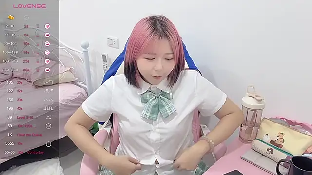 Snapshot of piffydream chatting on 10.29.25 piffydream online show from 10.29.25