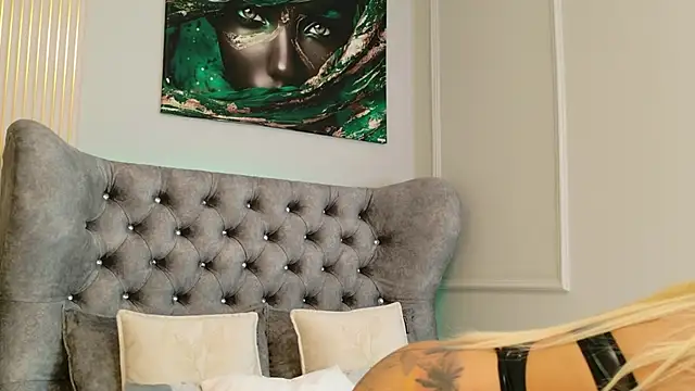 Snapshot of MeganXDesire chatting on 10.24.25 MeganXDesire online show from 10.24.25