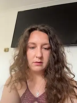 Snapshot of AnielaMarie chatting on 09.18.25 AnielaMarie online show from 09.18.25