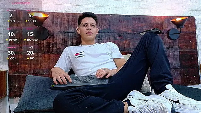 Snapshot of JhosuaVega chatting on 11.12.25 JhosuaVega online show from 11.12.25