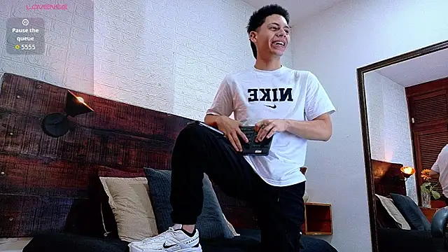 Snapshot of JhosuaVega chatting on 11.21.25 JhosuaVega online show from 11.21.25