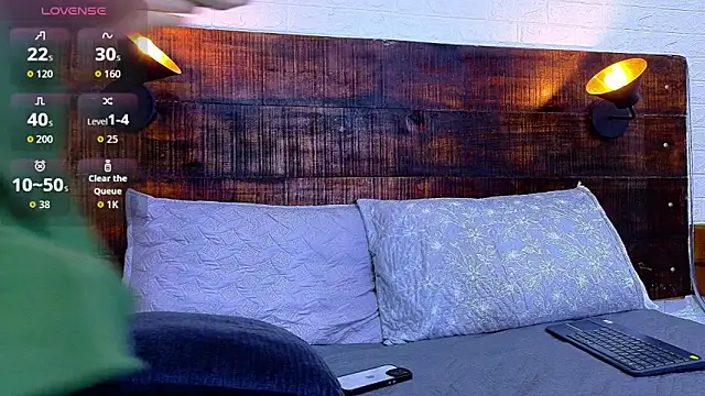 Snapshot of JhosuaVega chatting on 12.04.25 JhosuaVega online show from 12.04.25