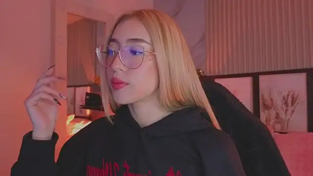 Snapshot of tokyoluu chatting on 11.12.25 tokyoluu online show from 11.12.25