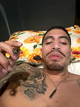 Snapshot of busnfatnutsLildee chatting on 12.14.25 busnfatnutsLildee online show from 12.14.25