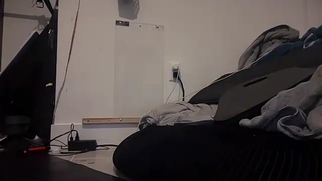 Snapshot of jasoncali305 chatting on 11.16.25 jasoncali305 online show from 11.16.25