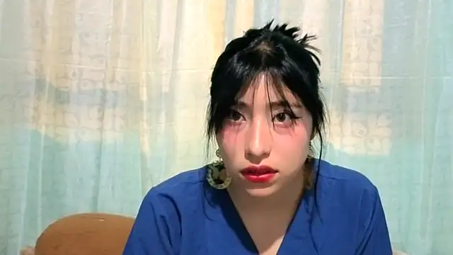 Snapshot of Sullyoonn chatting on 10.31.25 Sullyoonn online show from 10.31.25