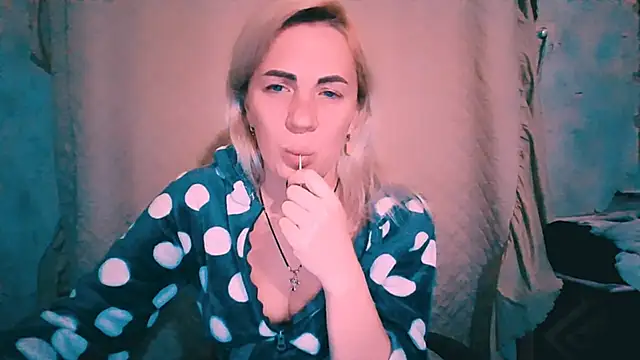 Snapshot of EmmaCat_ chatting on 10.30.25 EmmaCat online show from 10.30.25