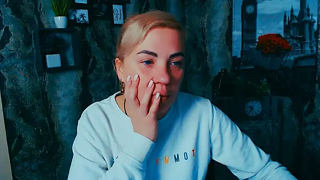 Snapshot of EmmaCat_ chatting on 11.29.25 EmmaCat online show from 11.29.25