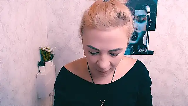 Snapshot of EmmaCat_ chatting on 12.04.25 EmmaCat online show from 12.04.25