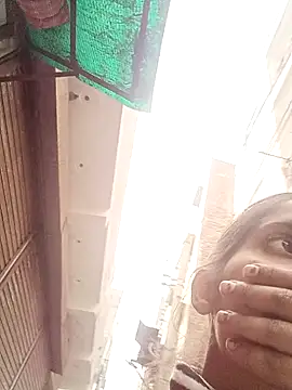 Snapshot of Saloni-Gupta chatting on 12.14.25 Saloni-Gupta online show from 12.14.25