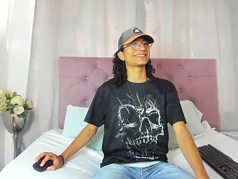 Snapshot of EthanBlackwoodd chatting on 10.23.25 EthanBlackwoodd online show from 10.23.25