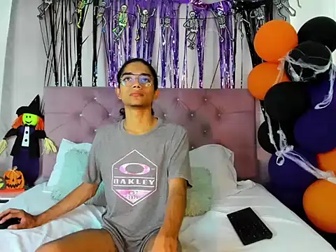 Snapshot of EthanBlackwoodd chatting on 11.01.25 EthanBlackwoodd online show from 11.01.25