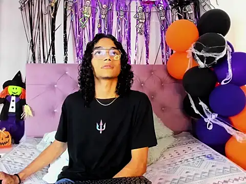 Snapshot of EthanBlackwoodd chatting on 11.02.25 EthanBlackwoodd online show from 11.02.25