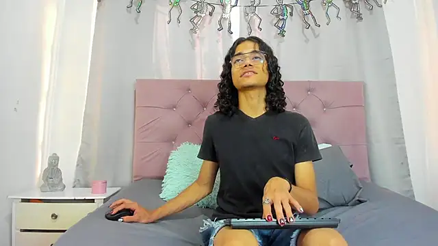 Snapshot of EthanBlackwoodd chatting on 12.04.25 EthanBlackwoodd online show from 12.04.25