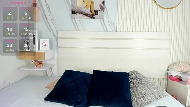 Snapshot of VictoriaHarriss chatting on 10.10.25 VictoriaHarriss online show from 10.10.25