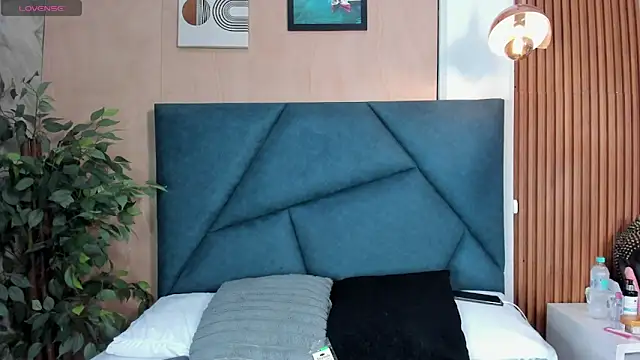 Snapshot of VictoriaHarriss chatting on 11.11.25 VictoriaHarriss online show from 11.11.25