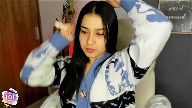 Snapshot of val_varago chatting on 12.23.25 val varago online show from 12.23.25