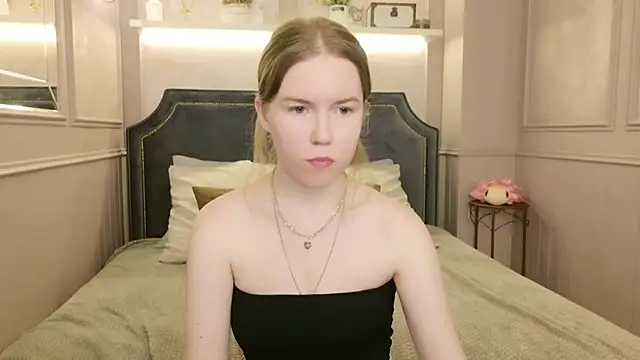 Snapshot of Alida_Brice chatting on 11.20.25 Alida Brice online show from 11.20.25