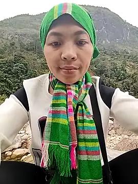 Snapshot of -Miu-98 chatting on 12.17.25 -Miu-98 online show from 12.17.25