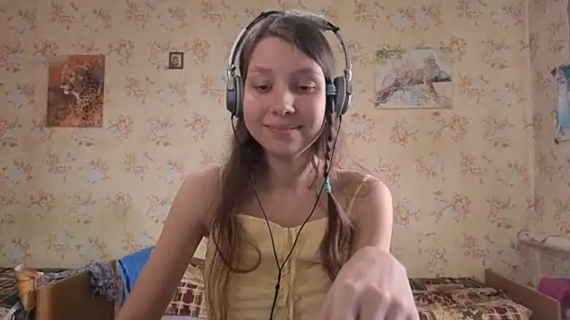 Snapshot of QutieDaSweet chatting on 10.03.25 QutieDaSweet online show from 10.03.25
