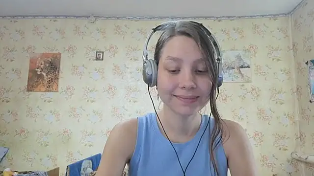 Snapshot of QutieDaSweet chatting on 10.05.25 QutieDaSweet online show from 10.05.25