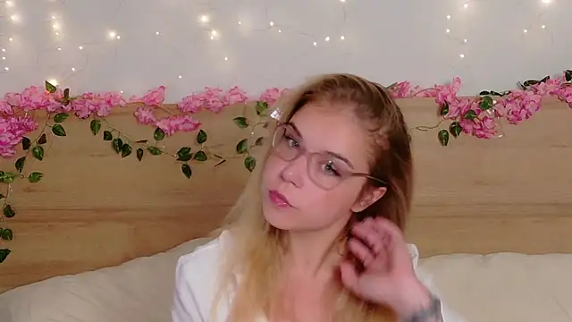Snapshot of Lilith_Bonheur chatting on 10.15.25 Lilith Bonheur online show from 10.15.25