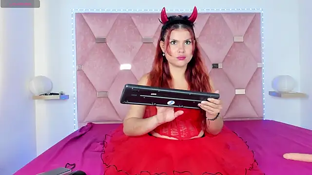 La Diabla8 online show from 10.14.25