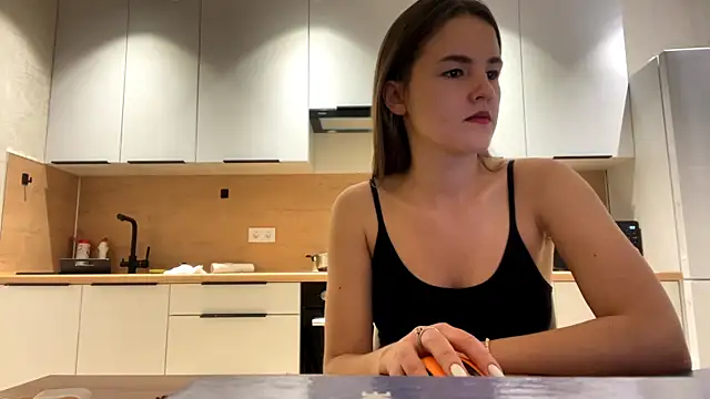 Snapshot of FavorLeila chatting on 09.19.25 FavorLeila online show from 09.19.25