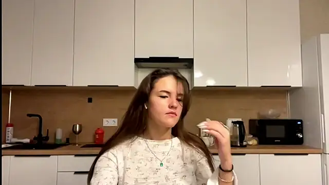 Snapshot of FavorLeila chatting on 09.30.25 FavorLeila online show from 09.30.25