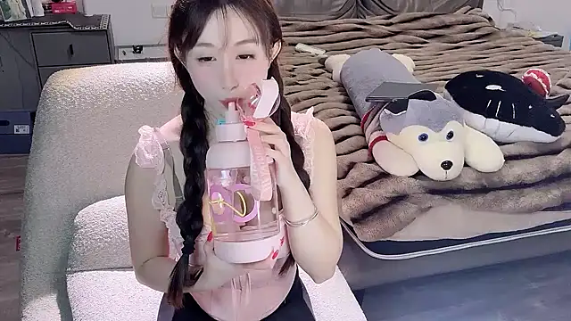 Snapshot of naiyaomeimei chatting on 10.13.25 naiyaomeimei online show from 10.13.25