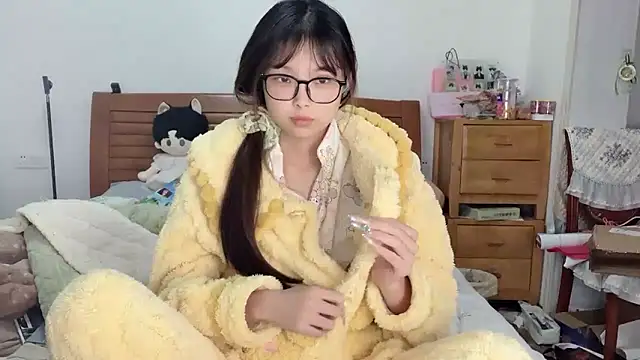 Snapshot of Akong11 chatting on 12.04.25 Akong11 online show from 12.04.25