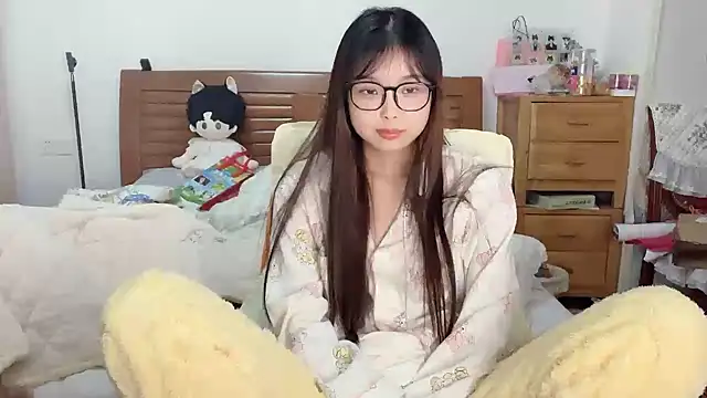 Snapshot of Akong11 chatting on 12.04.25 Akong11 online show from 12.04.25