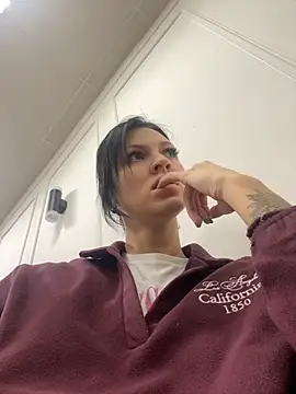 EmmaStarkk online show from 10.17.25