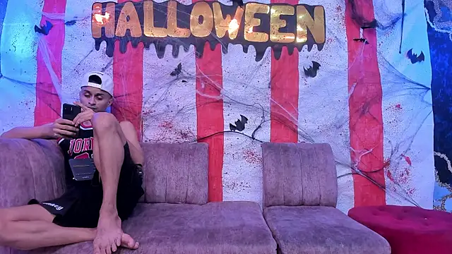 Juicy Creww online show from 10.28.25