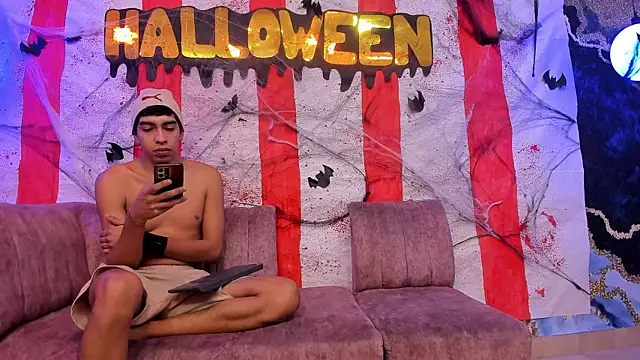 Juicy Creww online show from 10.31.25