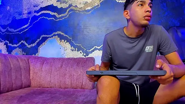 Juicy Creww online show from 11.10.25