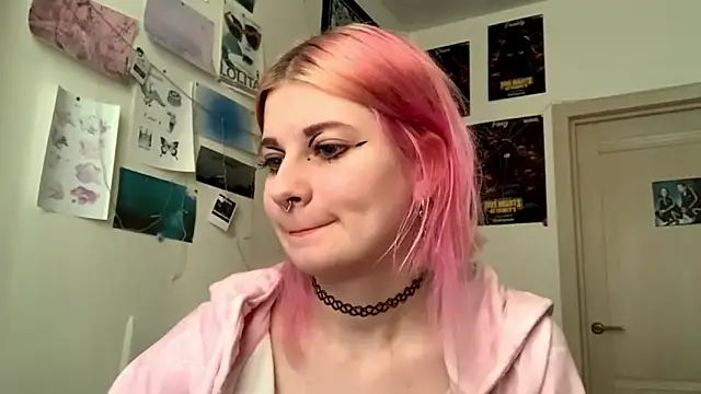 Snapshot of PinkVampire chatting on 10.04.25 PinkVampire online show from 10.04.25